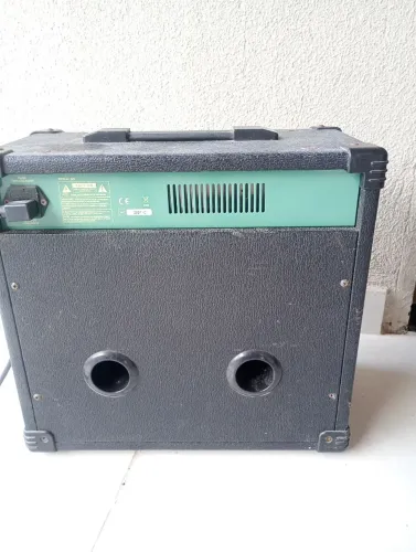 Caixa amplificada Stagg