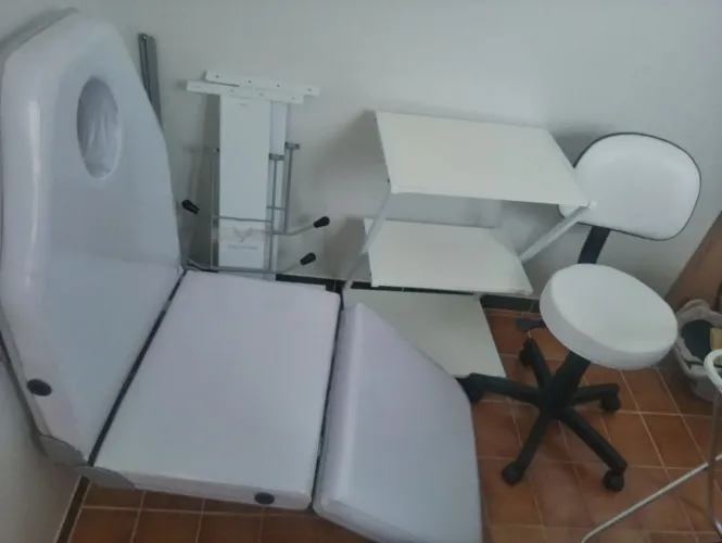Maca poltrona patmus salus, 3 posições, mesa carinho auxiliar, cadeira mocho todos branco.