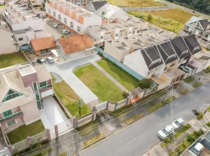 Oportunidade Exclusiva no Atuba: Amplo Terreno com Casa Semimobiliado com Potencial Ilimit