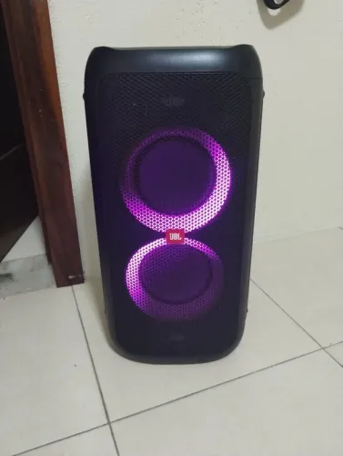Caixa JBL PartyBox 100.