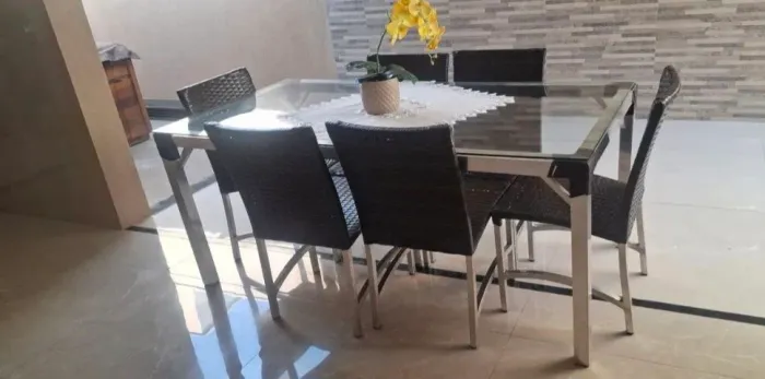 Mesa de alumínio com fibra sintética