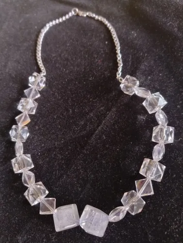 Lindo colar com detalhes delicados