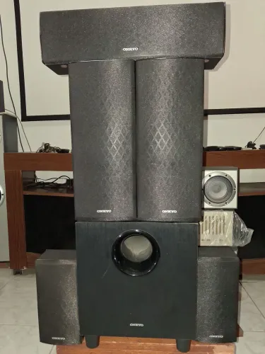 Sistema de caixas 5.1 Onkyo de 100watts 6 olhes impecáveis  com 5cxs. E 1 sub.de 8p.