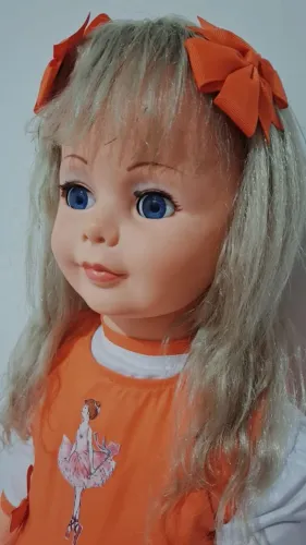 Boneca amiguinha da estrela com vestido laranja 