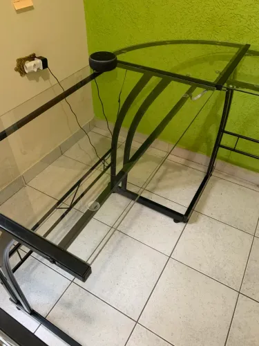 Mesa em L industrial com vidro temperado