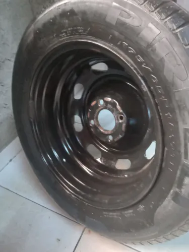 Pneu preto pirele 16 pra carro 