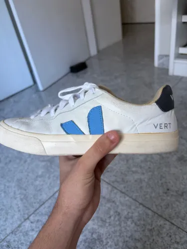 Tênis VERT/VEJA masculino branco com azul
