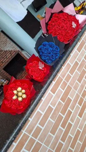 BUQUÊ DE CETIM, CESTAS, KITS DIA DOS NAMORADOS