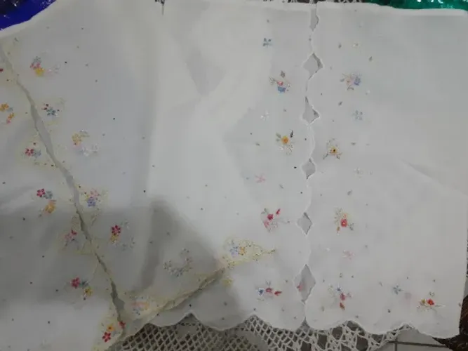 VIRA MANTILHA EM CAMBRAIA DE LINHO. BORDADA À MÃO.