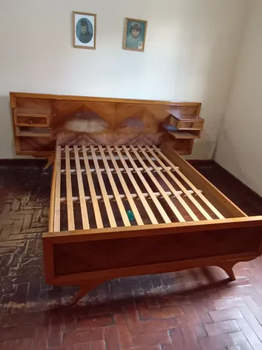 Cama retro em madeira dos anos 60