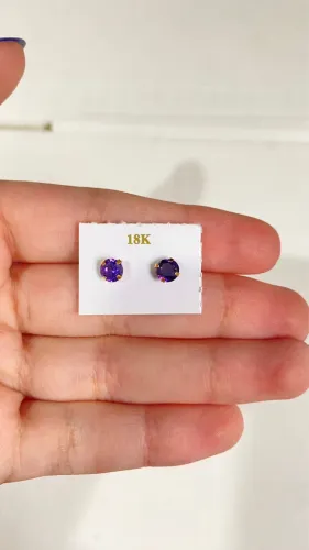 Brinco em Ouro 18k com Zircônia Roxa 5mm 0,50 gramas