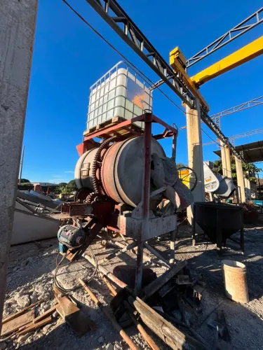 Betoneira industrial com esteira de elevação 
