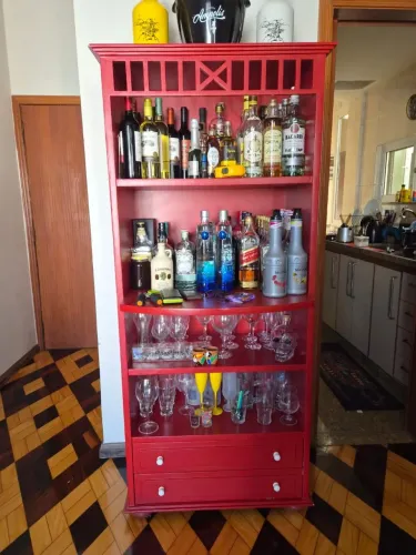 Móvel bar/ cristaleira/ estante expositor em madeira maciça.