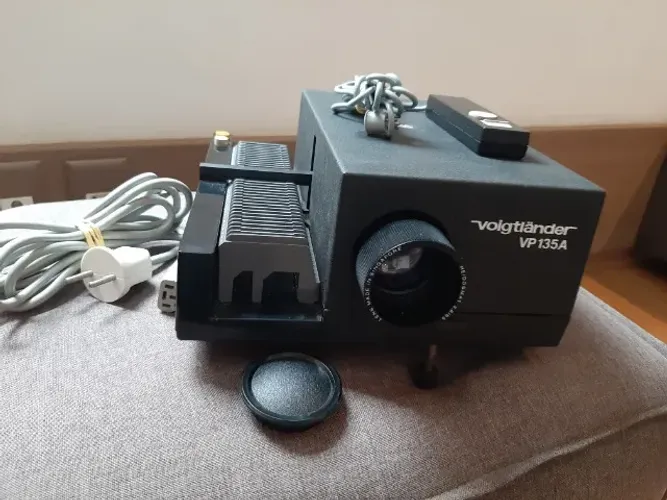 Projetor de Slides marca VOIGTLÄNDER modelo VP 135A - 127 VCA