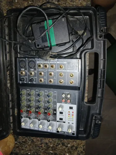 Mesa de Som Behringer Xenyx 802 + Fonte + Case Rígido de Transporte