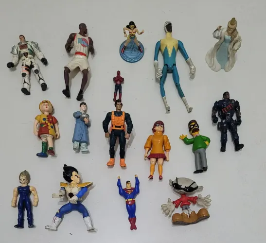 Lote com 16 bonecos narnia, Dragon Ball, Simpsons, Velma, Vegeta os incríveis homem aranha