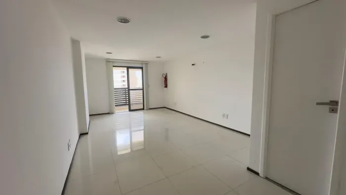 Imóvel para aluguel possui 32 metros quadrados em Pici - Fortaleza - CE