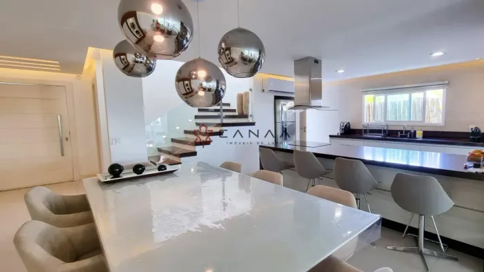 Casa de condomínio! Decoração moderna, acabamento premium, 04 suítes