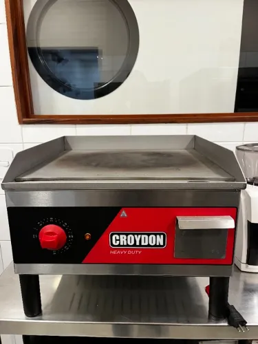 Chapa elétrica profissional Croydon CE04 - 45 cm - 220 V