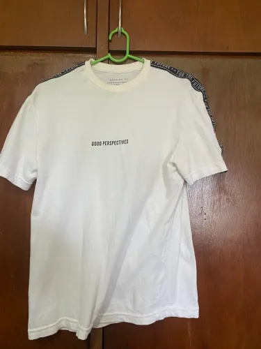 Blusa Branca com faixa preta no ombro