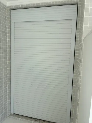 PORTA BALCAO VIDRO E PERSIANA