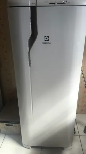 Geladeira Electrolux 240L (RE31) - Semi Nova e Impecável