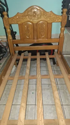 Cama de madeira com estrado