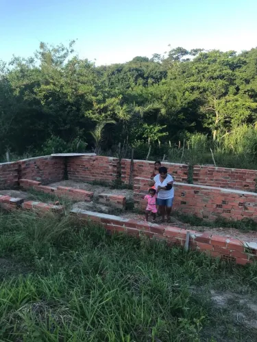 Um terreno pra vender no Luiz Alves 2 próximo a praça enfrente uma escola farmácia merce