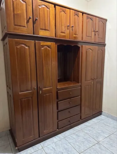 GUARDA ROUPA DE MADEIRA MACIÇA.