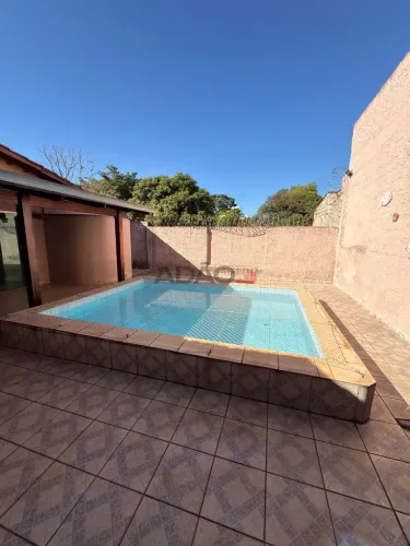 Casa 4 Quartos com Piscina no Parque das Laranjeiras Casa de Rua com 4 Quarto(s) e 3 banhe