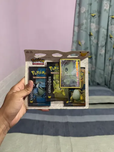 blister da coleção Pokémon Gerações com a promo do Celebi holográfico