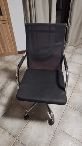 Cadeira de escritório preta com rodinhas em ótimo estado