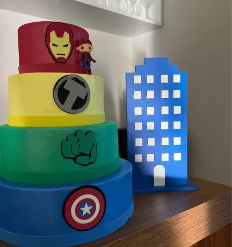 Bolo fake e prédio decorativo Vingadores 