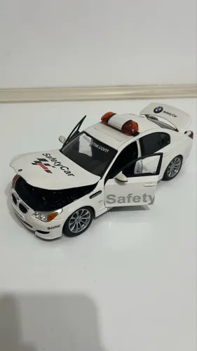 Miniatura BMW M5 SafetyCar MotoGP 1:18 Colecionável