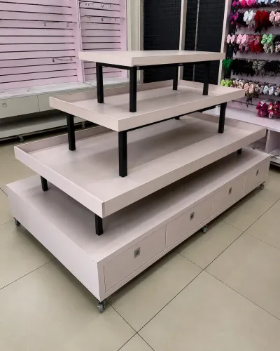 Ilha central expositora para loja premium - MDF e ferro preto fosco