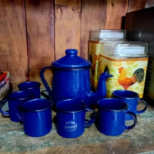Conjuto Bule e canecas EWEL esmaltados.