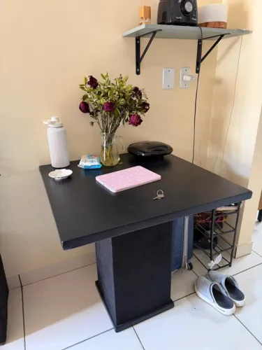Vende-se mesa de mdf com três puffs