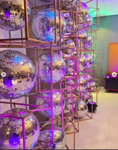 Decoração Com Globo Espelhado E Estrutura Quadrada 