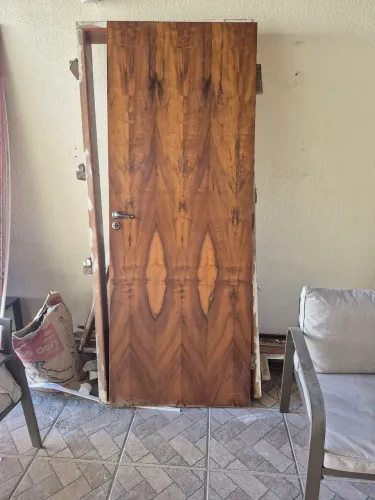Jogo de porta + batentes de madeira - Excelente Estado