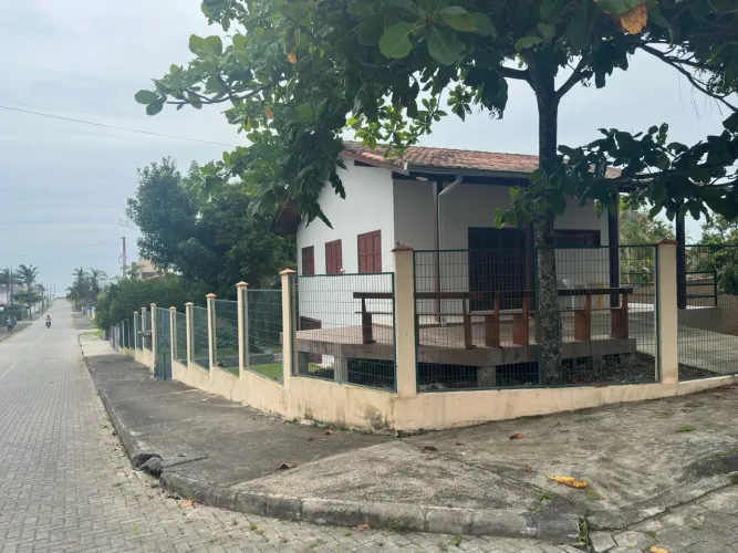 Aluga-se casa na praia de Itaguaçu São Francisco do sul. 