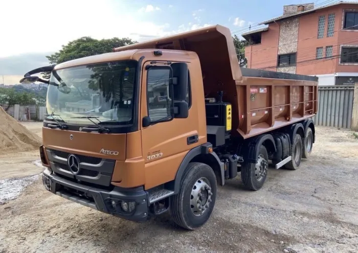 MB Atego 3033 ano 2023, 8x2, com caçamba Rossetti de 15 ?, automático, em MG