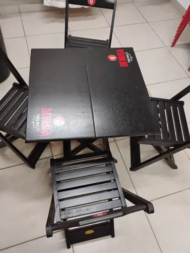 Jogo de mesa de madeira com 4 cadeiras