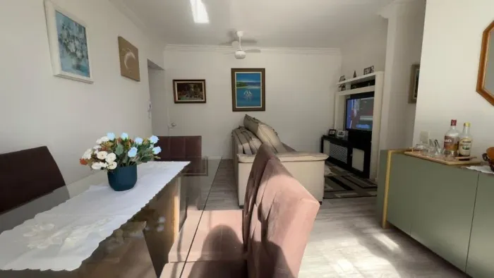 Apartamento em prédio frente mar em Mongaguá com 2 quartos, 1 suíte, varanda gourmet, mobi