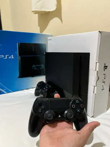 Vendo PS4 com Caixa + 2 Controles 