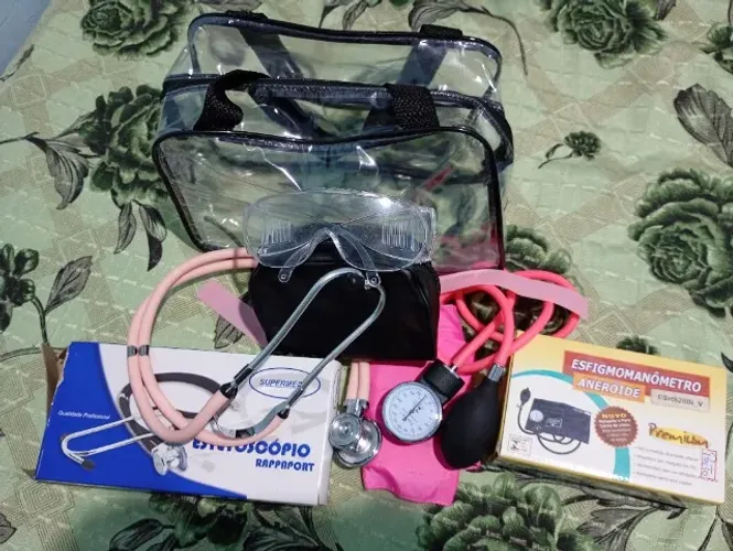 Vendo kit de enfermagem completo com  esfigmomanômetro estetoscópio garrote óculos de prot