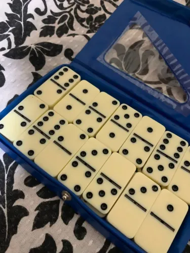 Jogo de dominó semi-novo