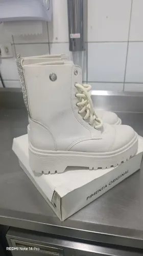 vendo uma bota da pimenta original número 38