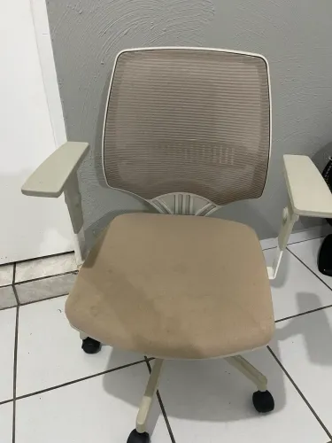 Cadeira ergonômica bege