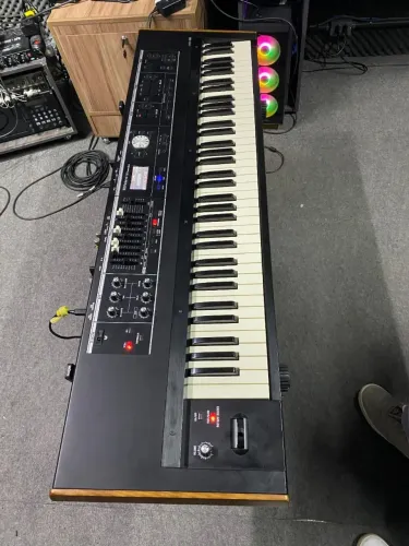 Teclado Roland VR 730