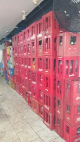 Caixa com vasilhames completos coca cola retornável e cerveja